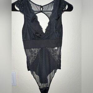 ❄️ WOMEN’S BODYSUIT BY GILLIAN & O’MALLEY- size XS